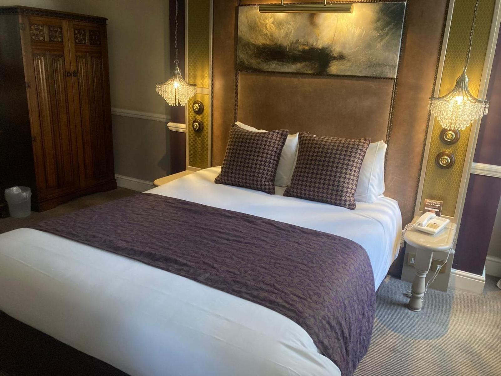 Saracens Head Hotel By Greene King Inns Towcester Exterior photo